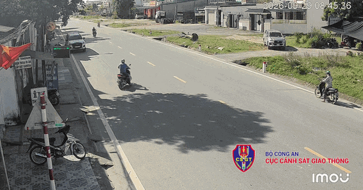 Bị che khuất tầm nhìn vẫn lao sang đường, người đi xe máy suýt trả giá đắt