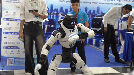 Cận cảnh robot 'đấu trí' cờ vua với học sinh