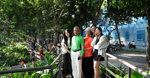 Cụ ông 90 tuổi háo hức check-in cầu cạn bên Hồ Gươm