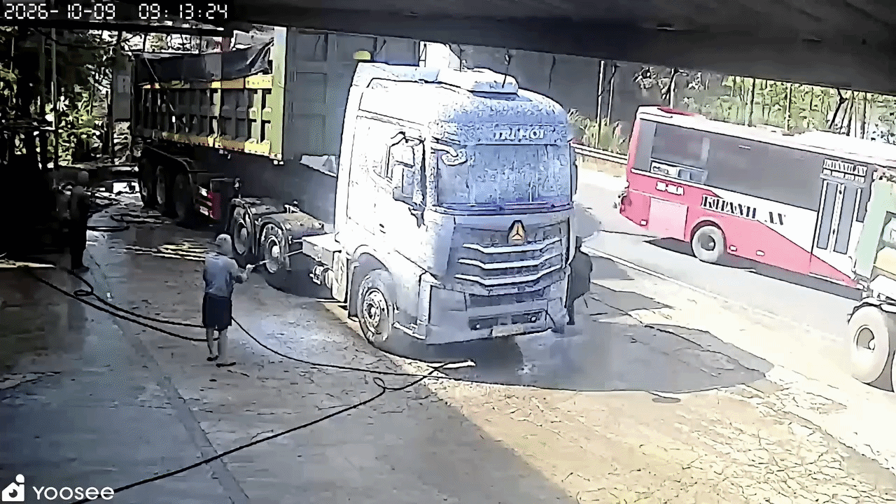 Clip: Xe bồn t&ocirc;ng xe ben rồi lật nghi&ecirc;ng, đ&egrave; tr&uacute;ng xe m&aacute;y