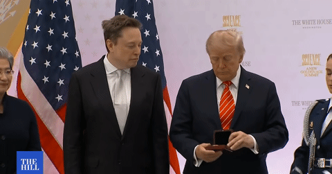 Tổng thống Trump trao huân chương cho Elon Musk