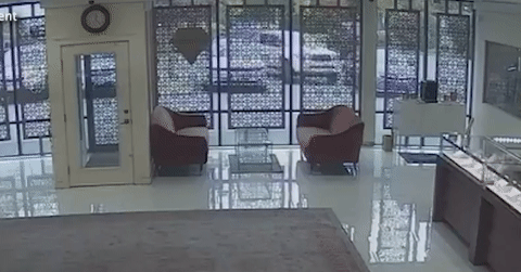 Chủ tiệm vàng nổ súng, nhóm cướp hốt hoảng 'tay trắng' bỏ chạy