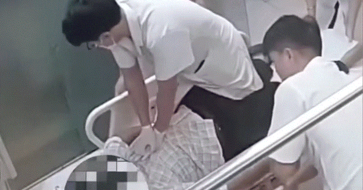 B&aacute;c sĩ trẻ tr&egrave;o l&ecirc;n c&aacute;ng &eacute;p tim cứu người đ&agrave;n &ocirc;ng l&uacute;c nửa đ&ecirc;m