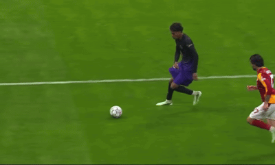 Yamal khiến hậu vệ Galatasaray bất lực với pha xử l&yacute; dị thường
