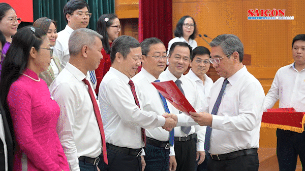TPHCM c&ocirc;ng bố v&agrave; trao c&aacute;c quyết định c&aacute;n bộ