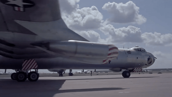 B-36 v&agrave; cuộc tranh luận lớn nhất của qu&acirc;n đội Mỹ: Tiền cho oanh tạc cơ hay t&agrave;u s&acirc;n bay?
