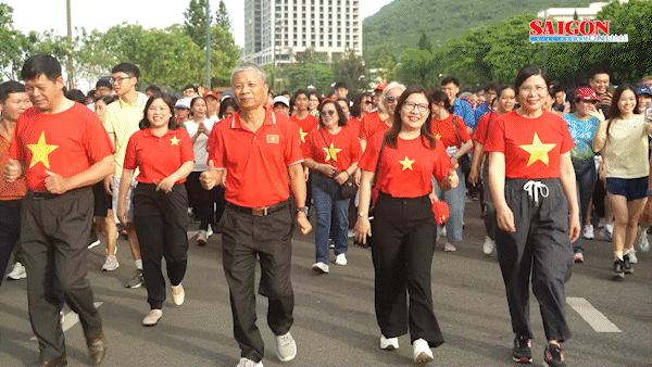 TPHCM: H&agrave;ng ng&agrave;n người tham gia đi bộ, chung tay v&igrave; cộng đồng