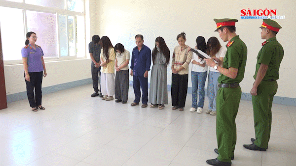 Triệt ph&aacute; đường d&acirc;y l&agrave;m thuốc giả, thu giữ 20.000 lọ thuốc th&agrave;nh phẩm