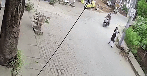 Hai t&ecirc;n cướp k&eacute;o l&ecirc; người phụ nữ hơn 100 m&eacute;t để giật t&uacute;i x&aacute;ch