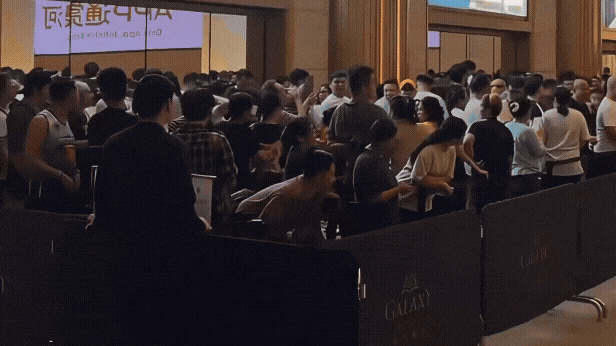 Lũ lượt xếp h&agrave;ng chờ mua iPhone Duo trước 3 ng&agrave;y