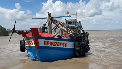 Ngư d&acirc;n kể lại qu&aacute; tr&igrave;nh t&agrave;u c&aacute; ch&igrave;m gần mỏ Sư Tử Trắng
