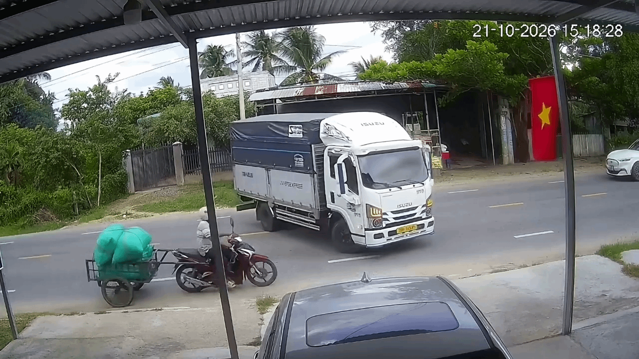 Clip: Xe máy kéo đi ẩu va chạm với ô tô tải quay đầu