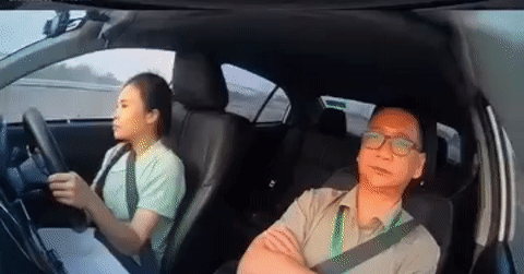 Đang tập l&aacute;i &ocirc; t&ocirc;, nữ học vi&ecirc;n c&uacute;i người chỉnh d&eacute;p khiến thầy dạy 'hết hồn'