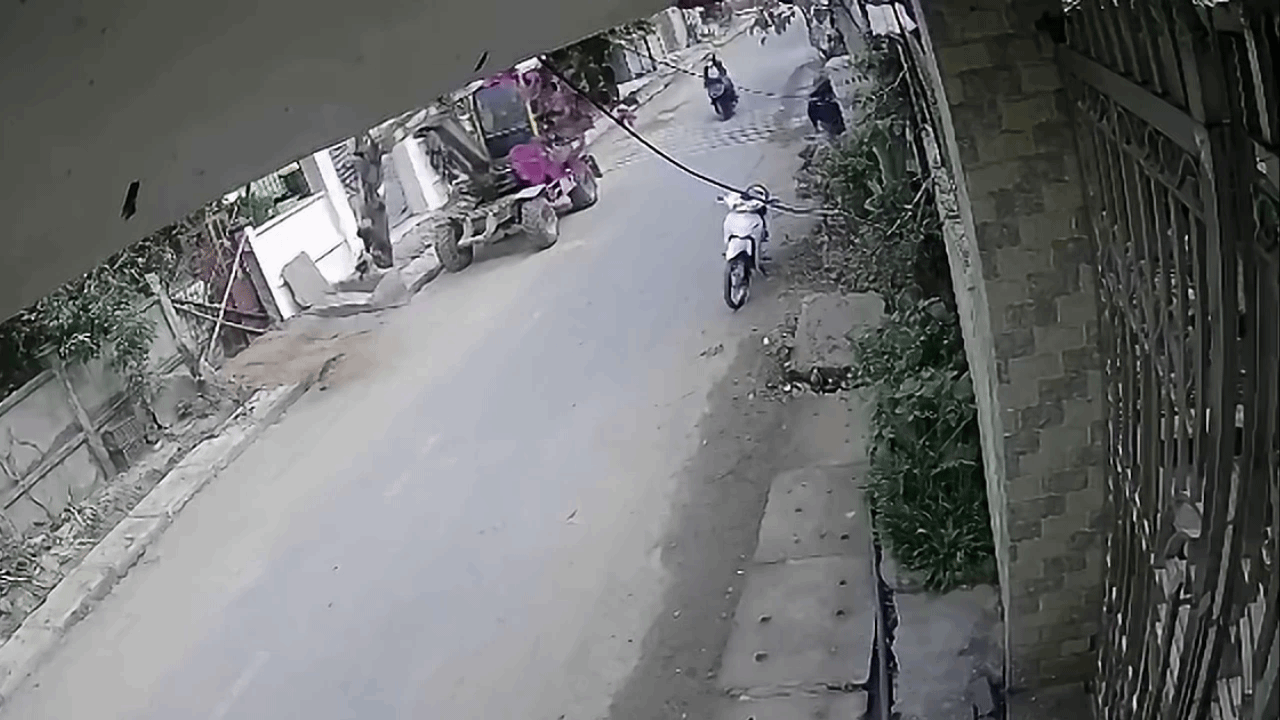 Clip: Cần m&aacute;y x&uacute;c 'quật ng&atilde;' hai người đi xe m&aacute;y
