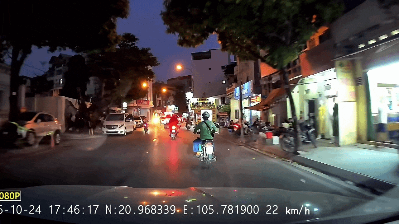 CLIP: T&agrave;i xế mở cửa bất ẩn, 'x&ocirc;' người đi xe m&aacute;y