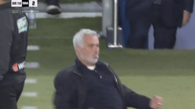 Mourinho quỳ gối, th&egrave; lưỡi ăn mừng trước Barcelona