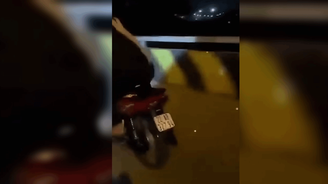 H&igrave;nh phạt cho 2 thiếu ni&ecirc;n đổi l&aacute;i khi xe m&aacute;y đang chạy
