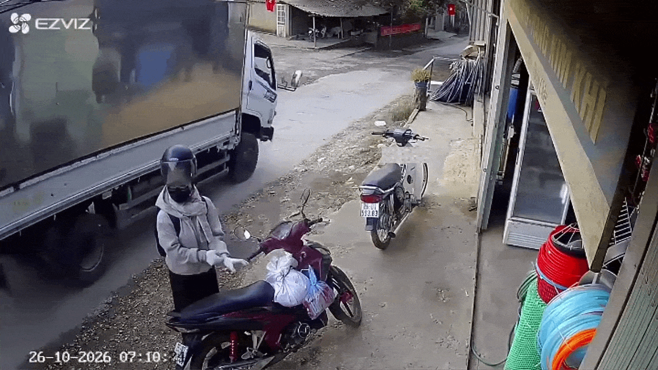 Clip: Xe tải g&atilde;y gập cabin, lao xuống dốc