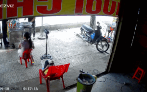 Gia đ&igrave;nh đang b&aacute;n chuối chi&ecirc;n phải bỏ chạy t&aacute;n loạn, camera ghi lại diễn biến đ&aacute;ng sợ trước đ&oacute;