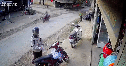 Th&oacute;t tim cảnh xe tải bất ngờ lật cabin khi phanh gấp, tiếp tục lao xuống dốc
