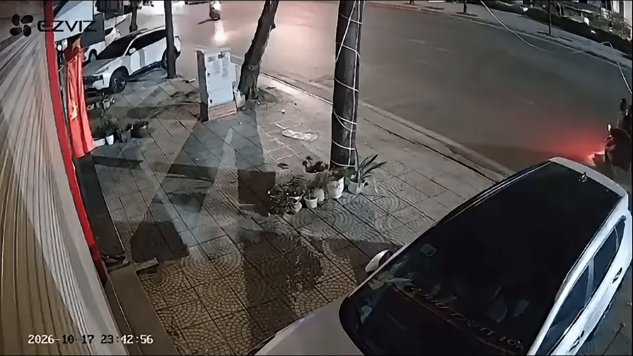 Clip: Ô tô va chạm với xe máy, xoay 180 độ