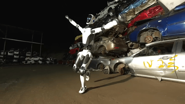 Robot 'vệ sĩ' múa võ, nhảy cao 4 m, nâng đầu ôtô