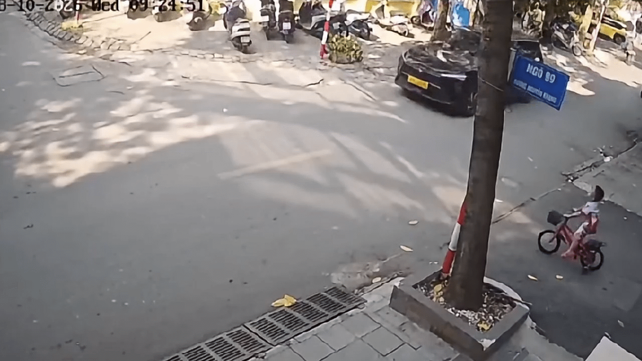 Clip: Bé trai đi xe đạp tông vào hông xe taxi