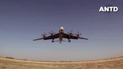 Máy bay ném bom chiến lược Tu-95MS Nga bất ngờ áp sát không phận Mỹ