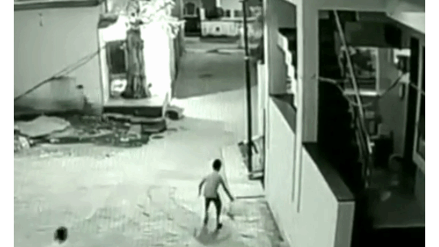 Clip: Ngã khỏi tầng 3, cậu bé sống sót khó tin khi rơi trúng người bạn