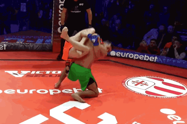 Rơi vào thế khó, võ sĩ Georgia vẫn giành chiến thắng knock-out bằng đòn siêu lạ