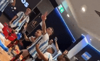 Thủ môn Argentina Emiliano Martinez 'tiễn đưa' Mbappe trong phòng thay đồ