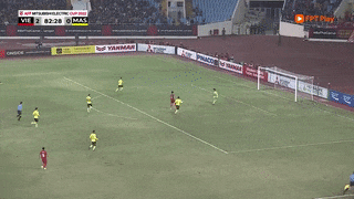Highlights Việt Nam 3-0 Malaysia: Vượt khó thành công, chễm chệ ngôi đầu