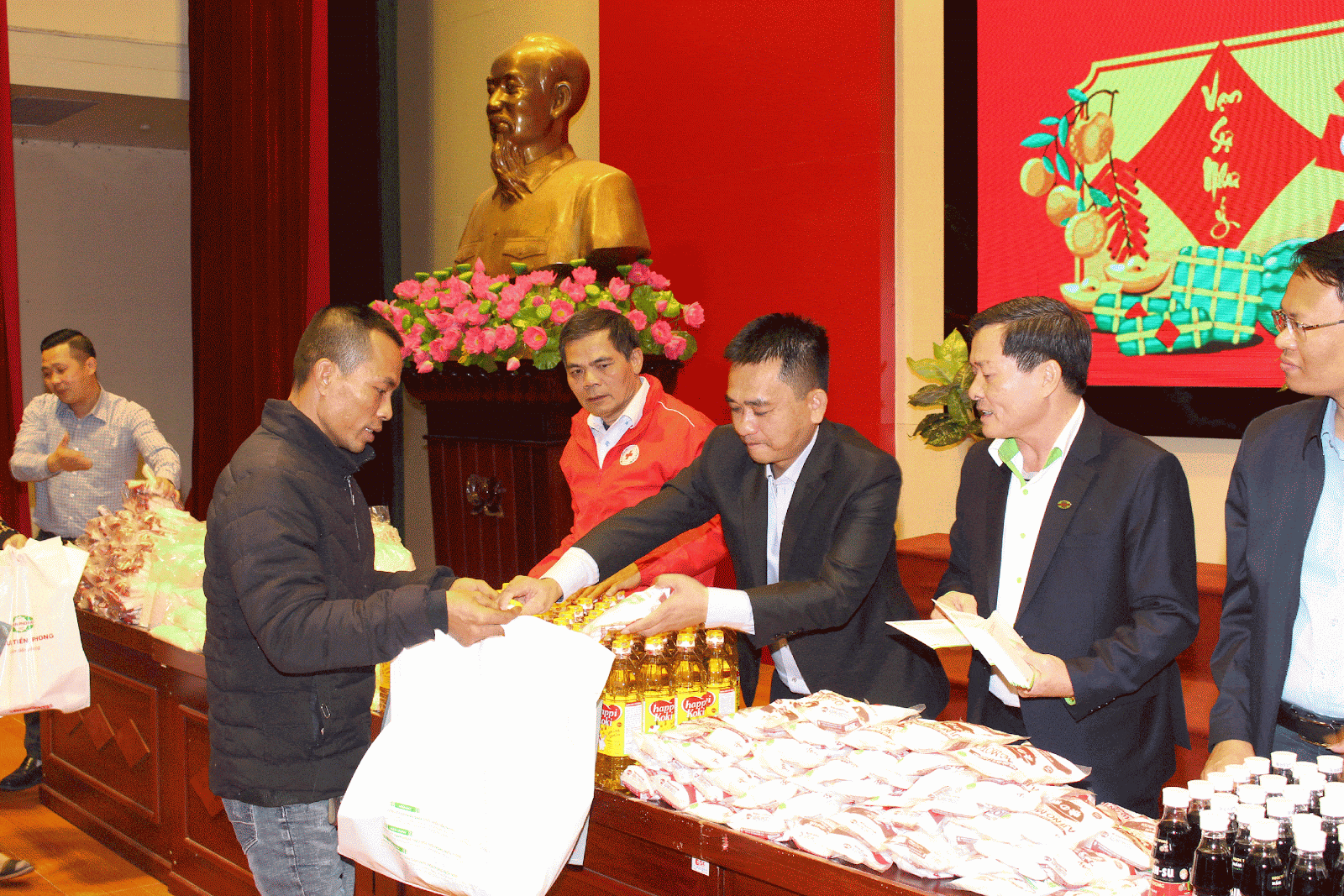 Mang Tết đến người nghèo