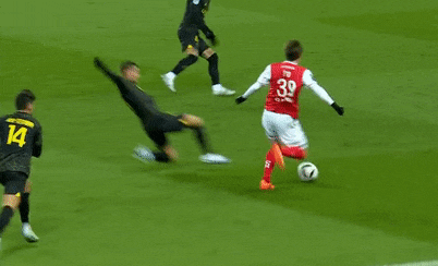 Verratti lĩnh thẻ đỏ sau khi vào sân 13 phút