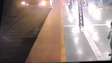 Clip: Đi vệ sinh trên đường ray, cô gái bị tàu tông trúng và cái kết