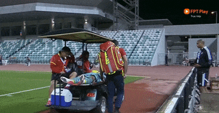 Thủ môn U23 Việt Nam chấn thương hy hữu, rời sân bằng xe cáng