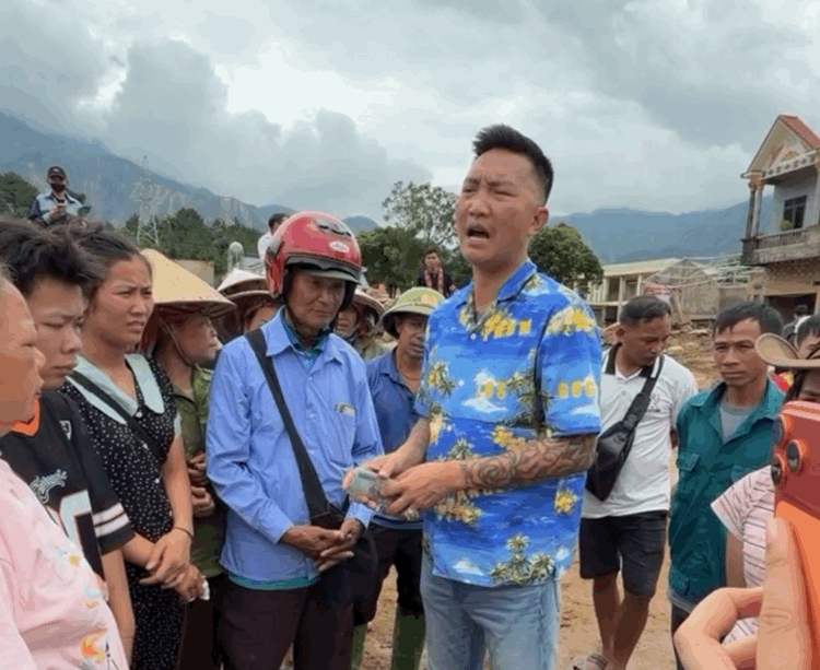 Huấn Hoa Hồng n&oacute;i kh&ocirc;ng k&ecirc;u gọi từ thiện, chỉ 'xin tiền' gi&uacute;p đỡ b&agrave; con, c&oacute; l&agrave;m thay đổi bản chất?