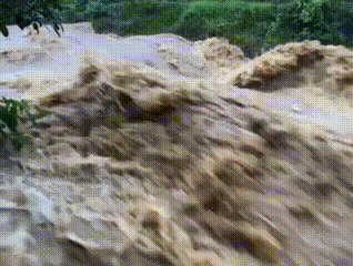 Mưa lớn ở H&agrave; Tĩnh, nước thượng nguồn cuồn cuộn đổ về, nhiều tuyến đường bị ngập