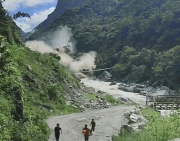 Nh&acirc;n chứng kể chuyện tho&aacute;t chết thần k&igrave; trong trận lũ qu&eacute;t ở bi&ecirc;n giới Nepal - Trung Quốc