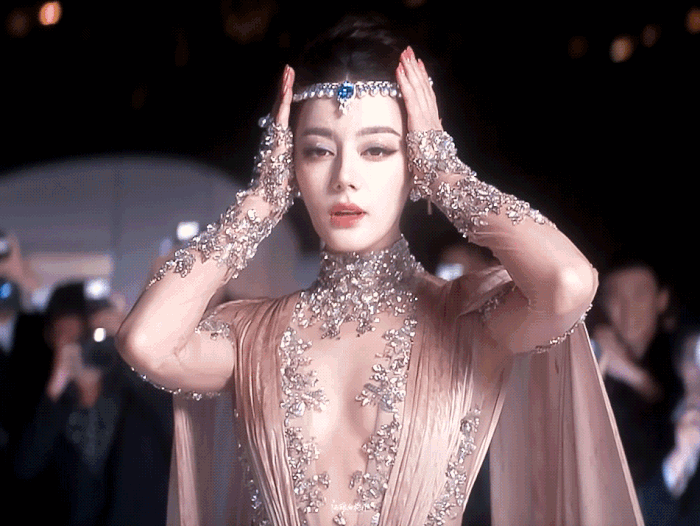 Mọi ống k&iacute;nh đều hướng về Địch Lệ Nhiệt Ba