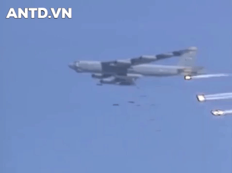 'Pháo đài bay' B-52H Mỹ mô phỏng ném bom căn cứ Nga