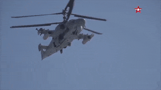 Trực thăng 'cá sấu' Ka-52 nhào lộn trên bầu trời