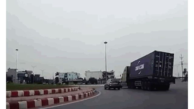 Clip: Vượt ô tô con tại vòng xuyến, container lật nghiêng trên đường
