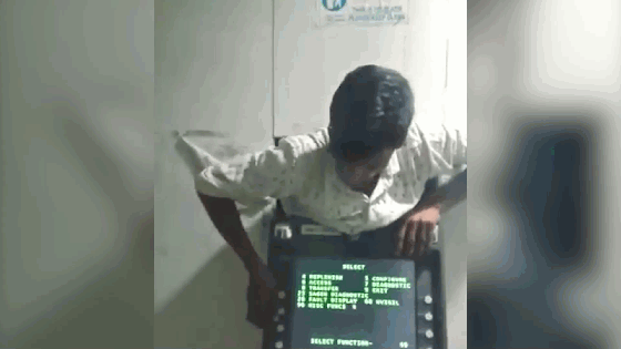 Tên trộm gặp cú sốc sau khi chui vào trong cây ATM