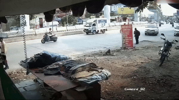 Clip: Đang đi bộ, người phụ nữ bị ô tô tông văng lên không trung