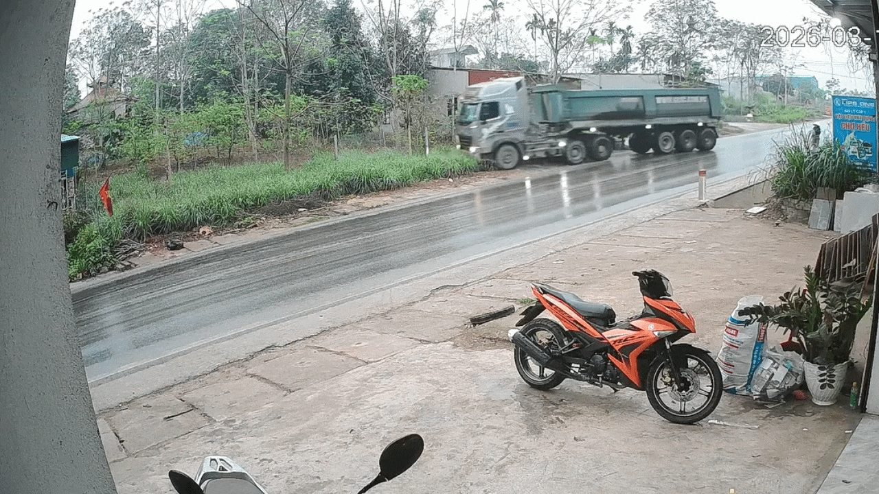 Clip: Xe đầu kéo lao lên vỉa hè, rơ moóc quăng gập 90 độ