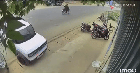 Lùi 'ngang phè' từ vỉa hè ra đường, xe VinFast VF 3 bị ô tô tải tông xoay 180 độ