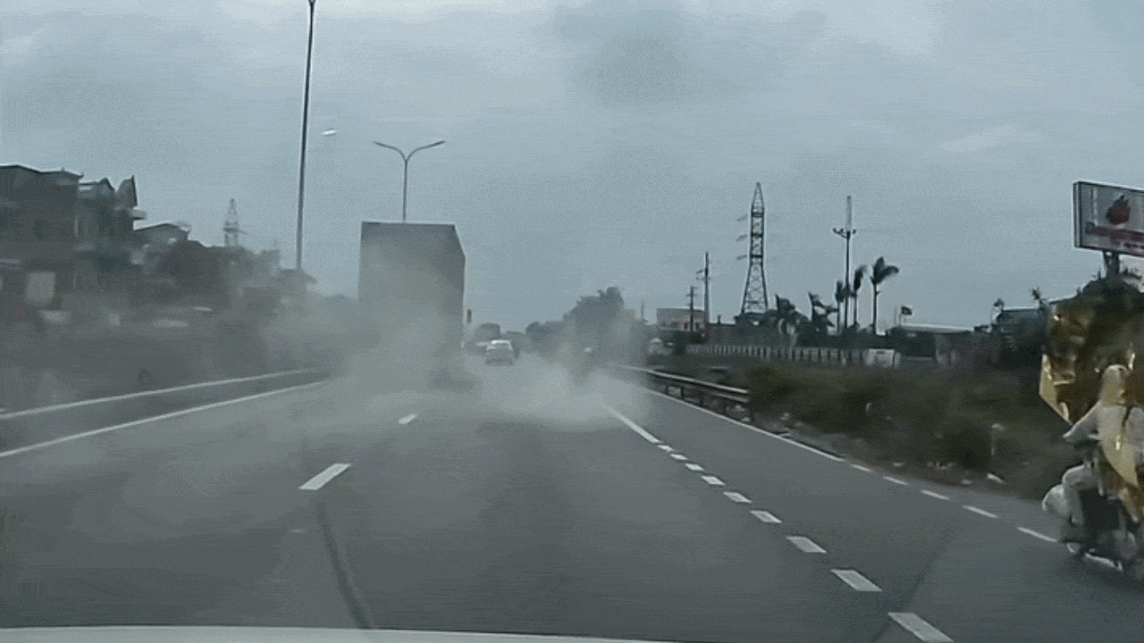 Clip: Xe container rụng bánh, văng qua lại hai bên đường
