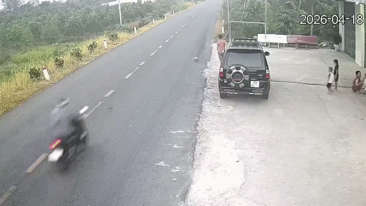 Vụ trẻ đá bóng ra đường gây tai nạn chết người: Cảnh sát giao thông nói gì?