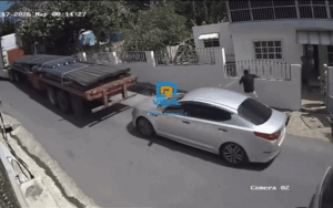Clip: Màn lùi xe đẳng cấp của ô tô con khi suýt gặp sự cố giao thông gây bão MXH